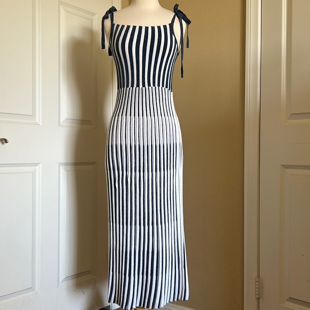 Super cute tie strap dress!